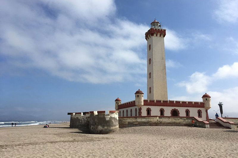 ラ・セレナの海岸に建つ印象的な外観の記念灯台