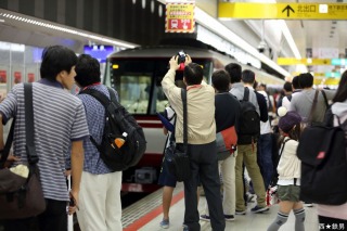 カメラを向ける人